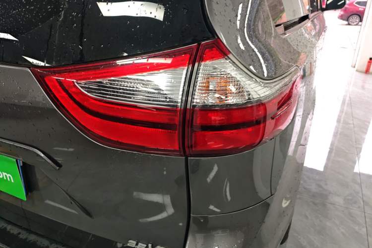 Used Toyota SIENNA 2019 3.5L Four-Wheel Drive XLE 7 Seats U.S. Specification