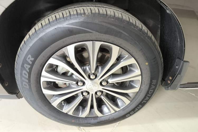 Used Buick GL8 2023 Facelifted Land Cruiser Executive Luxury Version
