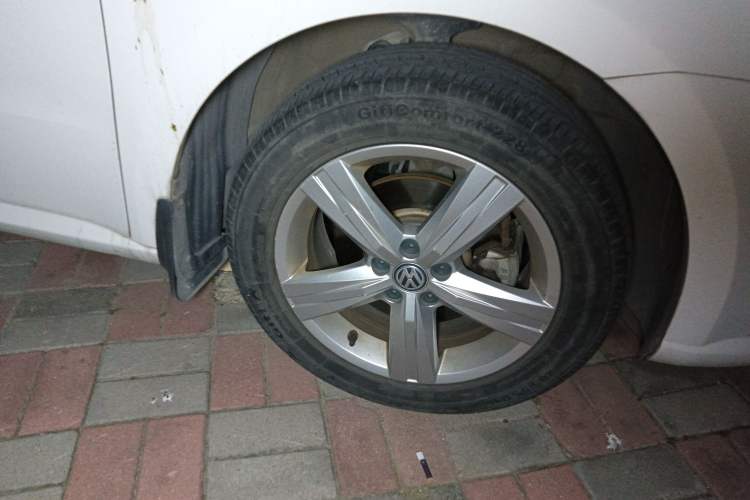 Used Volkswagen Gran Lavida 2017 1.6L Manual Fashion Edition Right Front Wheel Hub