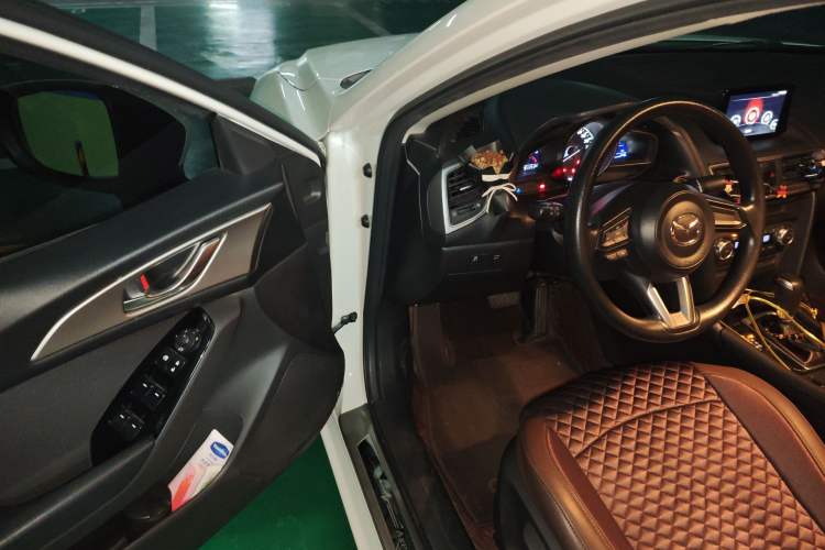 Used Mazda 3 Axela 2017 Sedan 1.5L Automatic Luxury Model Emission Standard China V
