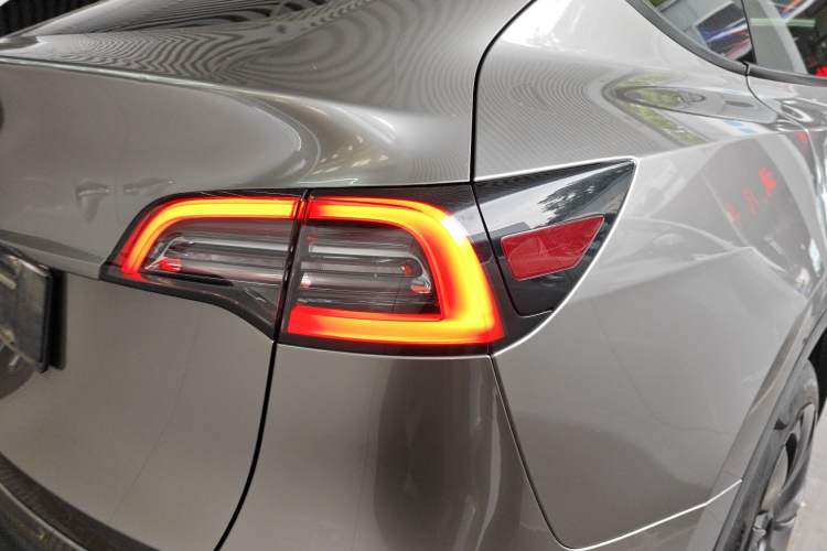 Used Tesla Model Y 2021 Standard Range Rear-Wheel Drive Version Right Rear Taillight