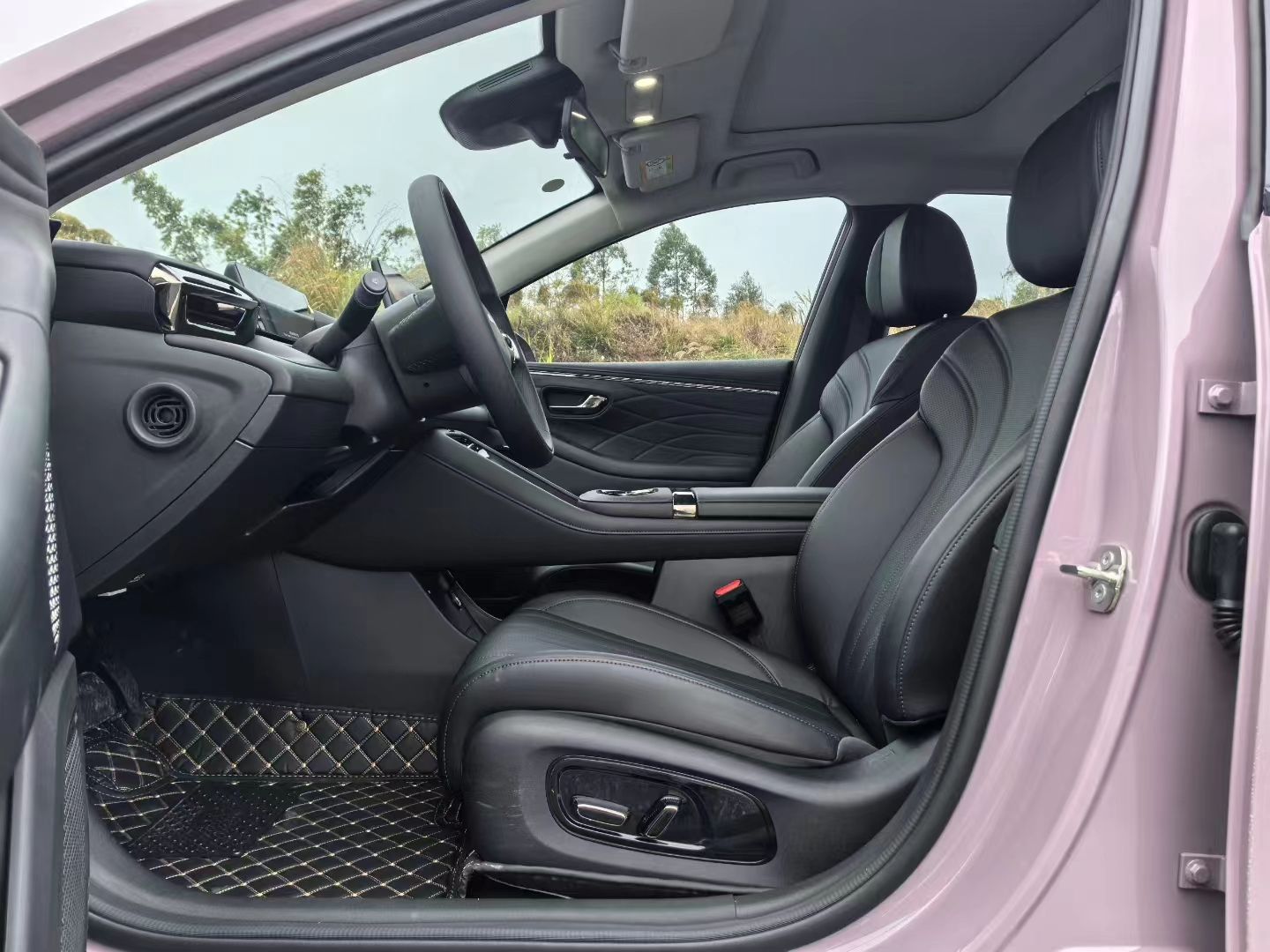 المقاعد الأمامية داخل السيارة