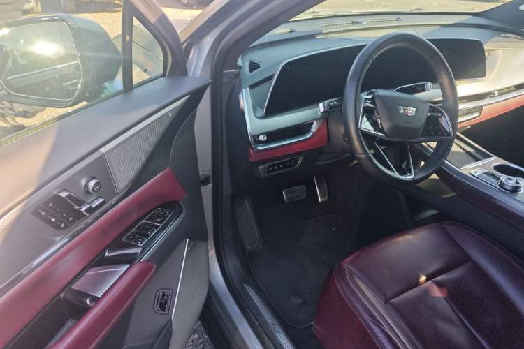 Used Cadillac XT5 2025 2.0T Platinum Edition Driver Seat