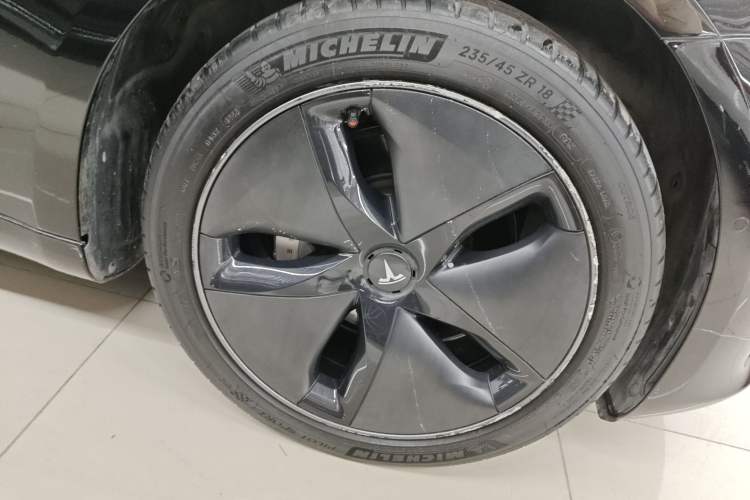 Used Tesla Model 3 2019 Long-Range Rear-Wheel-Drive Version Right Front Wheel Hub