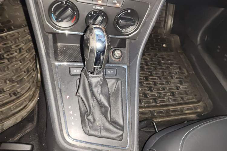 Used Volkswagen Lavida 2015 230TSI DSG Comfort Edition Gear Lever