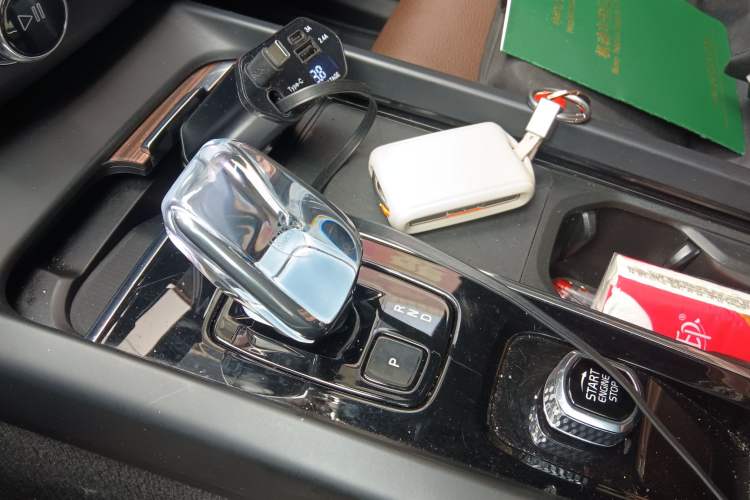 Used Volvo XC60 New Energy 2024 T8 Plug-in Hybrid Long-Range All-Wheel Drive Smart Luxury Edition Gear Lever