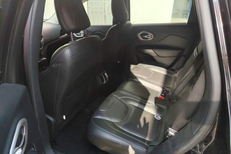 Used Jeep Cherokee 2017 2.0L Superior Edition
