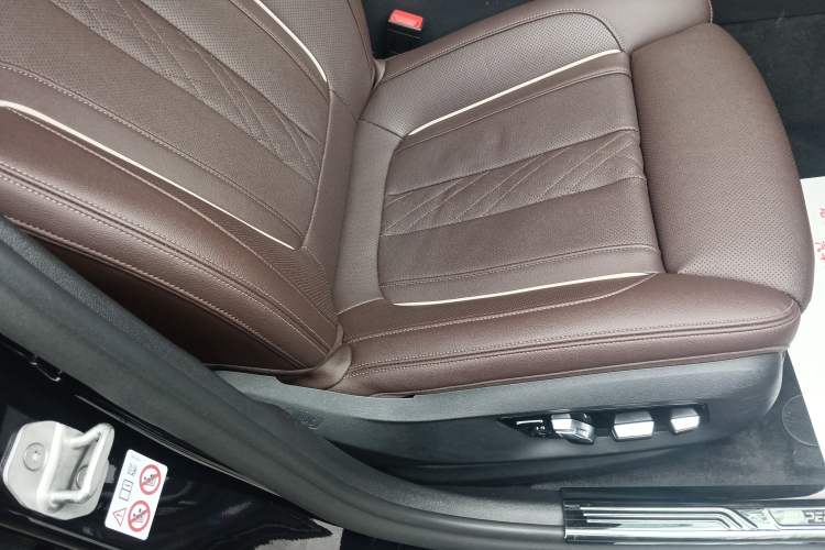 Used BMW 5 Series 2022 Second Facelift 530Li Luxury Version M Sport Package Right Front Seat