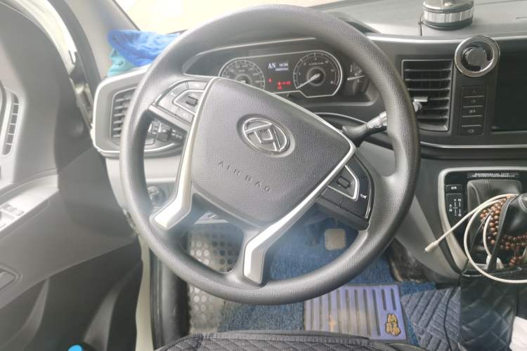 Used SAIC MAXUS Xintu V80 2023 2.0T AMT Classic Aoyuntong Short Wheelbase Ultra-Low Roof 5/6-Seater Steering Wheel