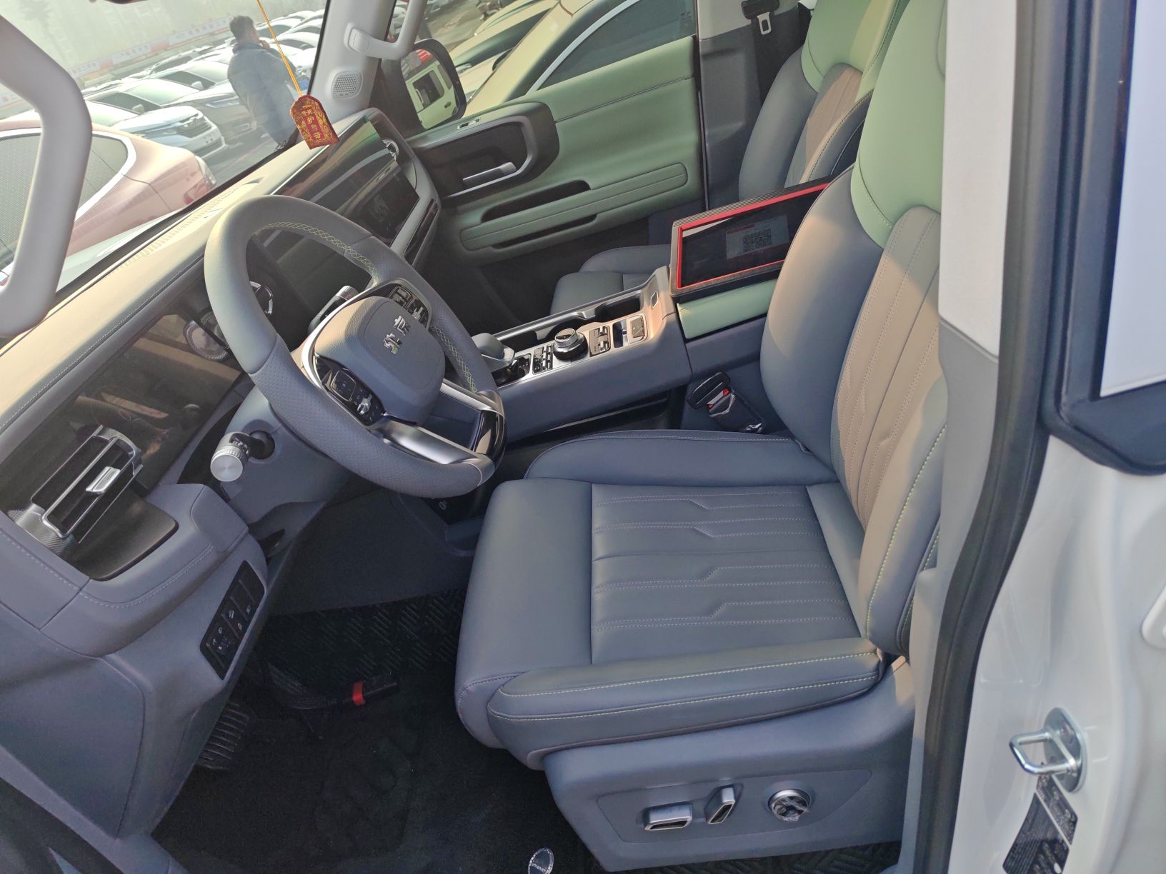 Переднее сиденье в автомобиле