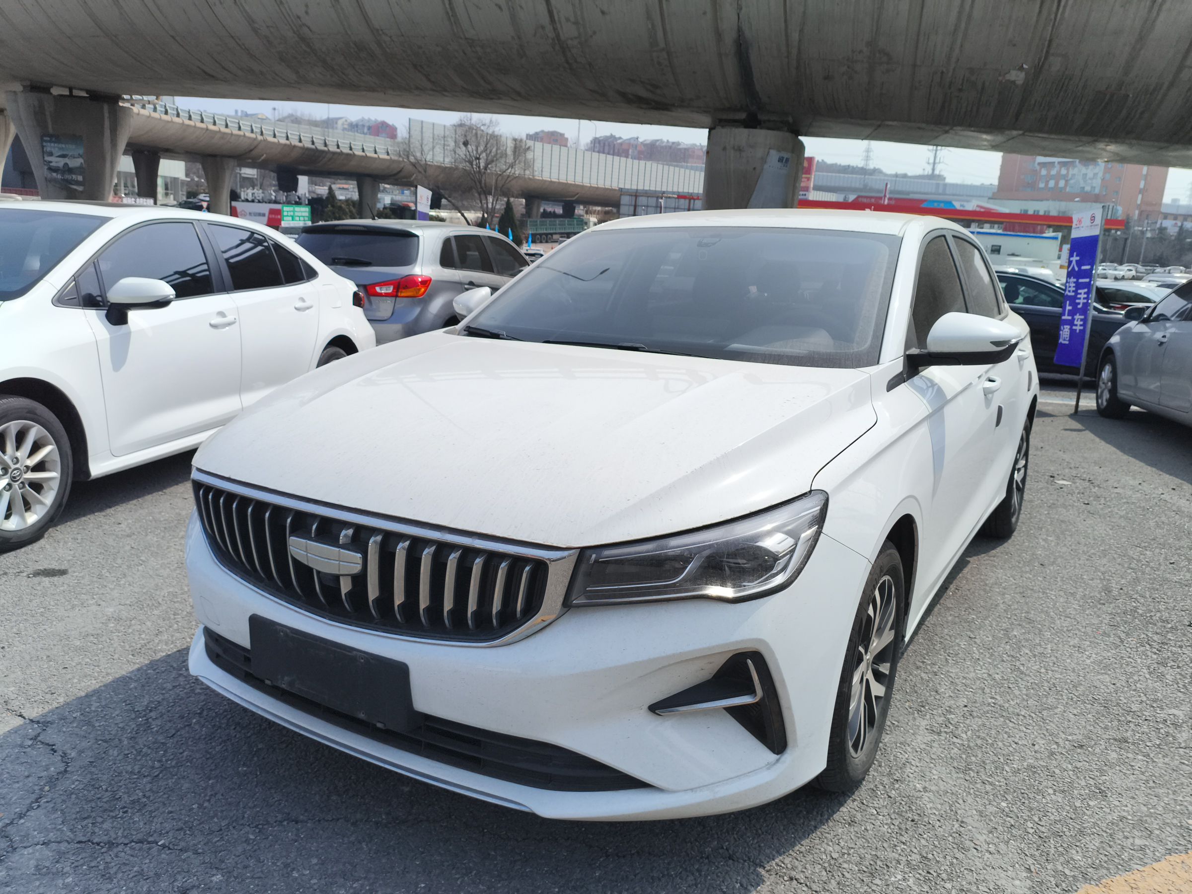 Под передней частью автомобиля