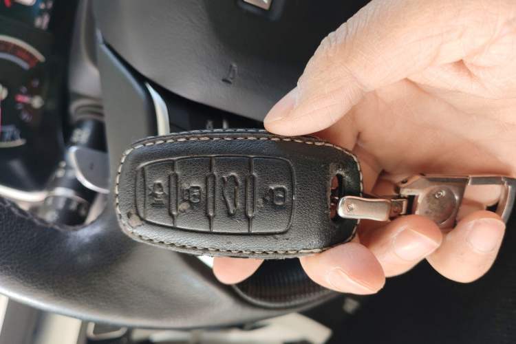 Used Haval H6 2017 Red Label 2.0T Automatic Two-Wheel Drive ZhiShang Model Interior 1