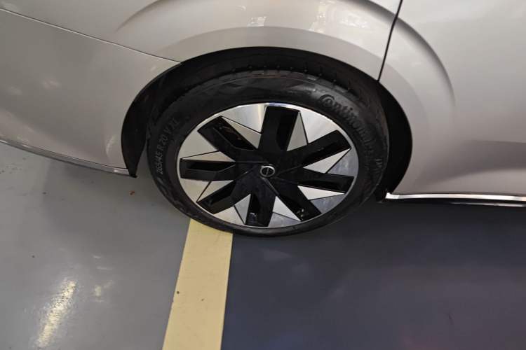 Used Volvo EM90 2025 Ultra Six-Seater