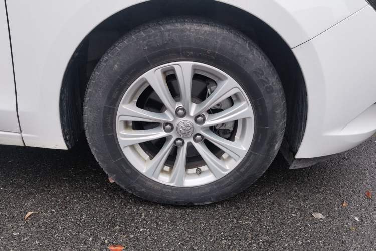 Used Buick GT 2017 15N Automatic Entry-Level Trim Right Front Wheel Hub