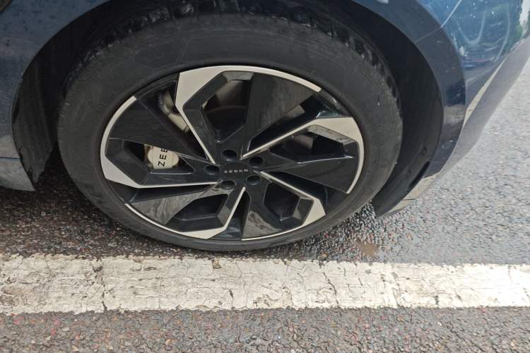 Used Zeekr 001 2023 WE Edition 100 kWh Right Front Wheel Hub