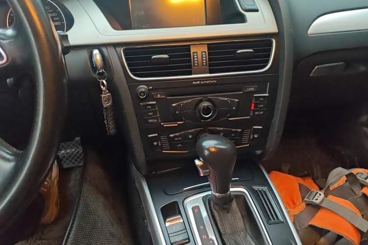 Used Audi A4L 2012 2.0 TFSI automatic standard version
