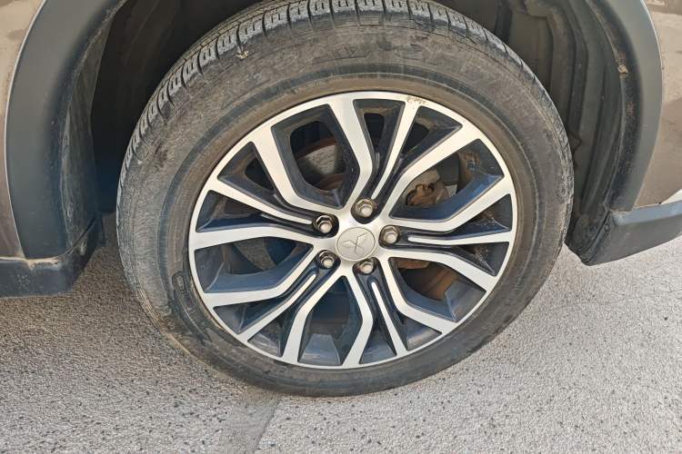 Used Mitsubishi Outlander 2018 2.4L 4x4 Elite Edition 5 Seats Right Front Wheel Hub