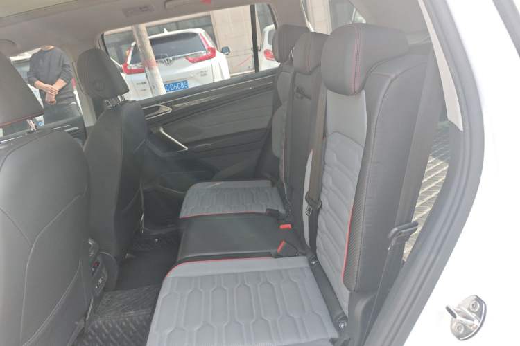 Used Volkswagen Tiguan L New Energy 2023 430 PHEV Plug-in Hybrid Flagship Edition Left Rear Seat