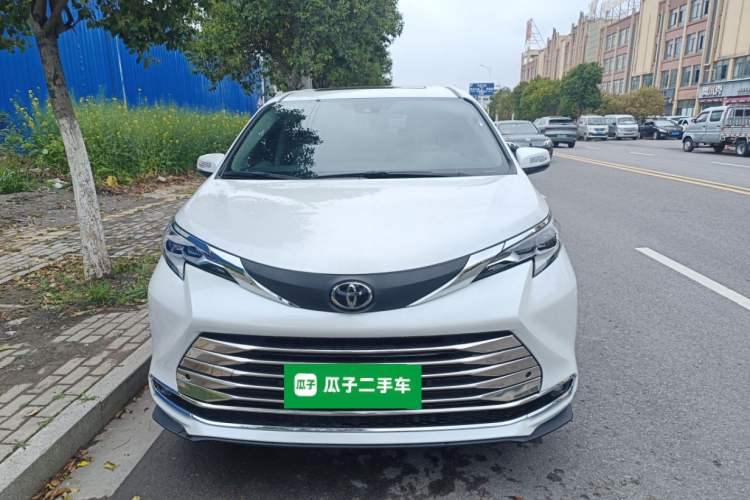 Used Toyota SIENNA 2024 2.5L Hybrid Comfort Edition Front