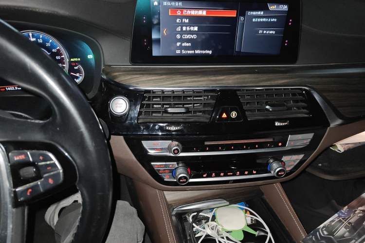 Used BMW 5 Series New Energy 2019 530Le Luxury Package Audio And AC Panel