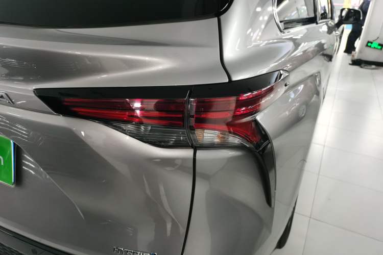 Used Toyota Granvia 2022 2.5L Hybrid Premium Edition
