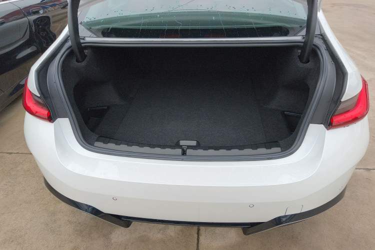 Used BMW i3 2025 eDrive 40 L Midnight Edition Trunk