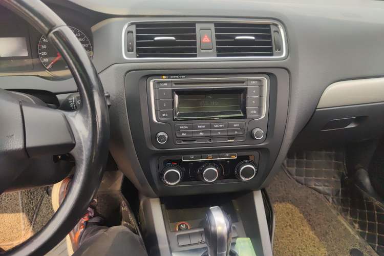 Used Volkswagen Sagitar 2014 Revised Version 1.6L Automatic Leading Edition Audio And AC Panel