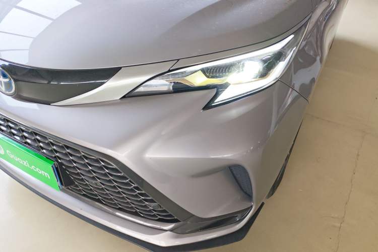 Used Toyota Granvia 2023 2.5L Hybrid Luxury Edition