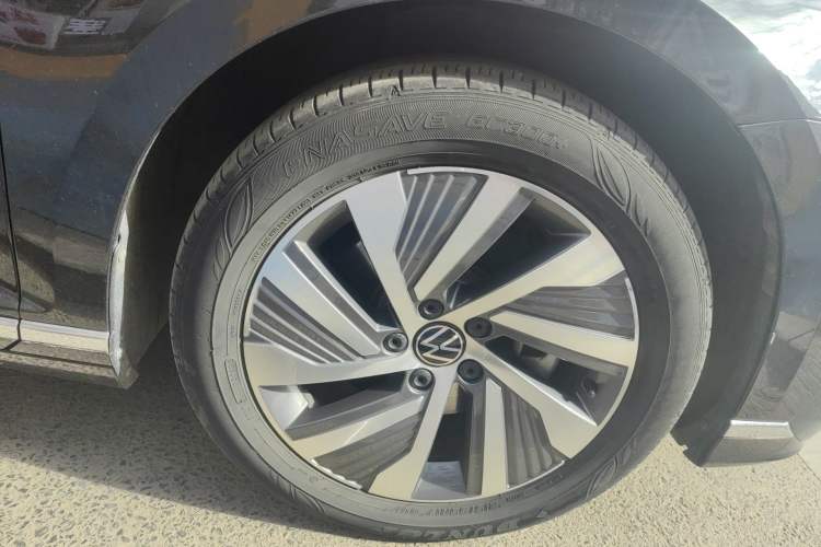 Used Volkswagen Magotan GTE Plug-in Hybrid 2022 GTE Luxury Model Right Front Wheel Hub