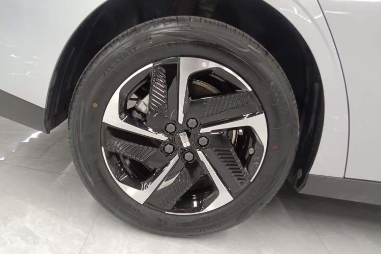 Used Geely Galaxy L6 2025 EM-i 140km Starship Edition Right Rear Wheel Hub