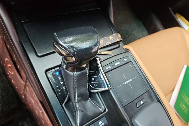 Used Lexus ES 2020 300h Premier Edition Gear Lever