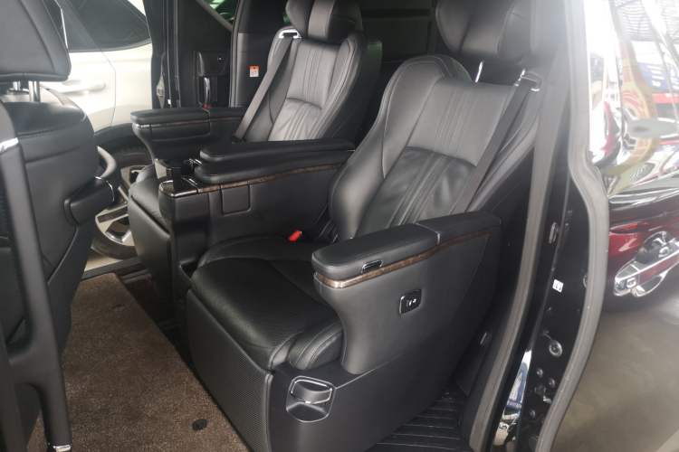 Used Toyota Vellfire 2023 Crown Dual-Engine 2.5L HV Ultimate Edition
