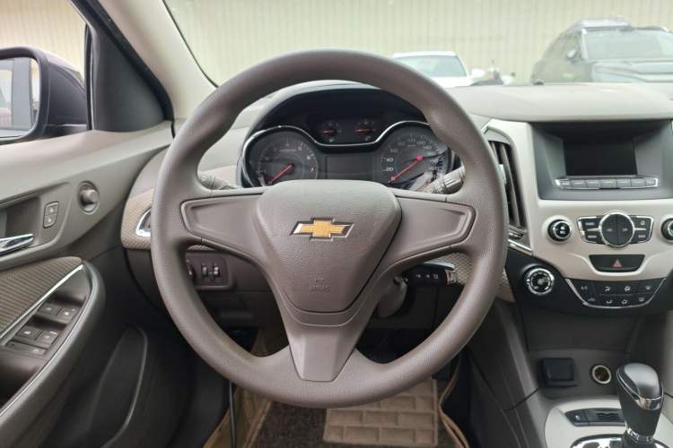 Used Chevrolet Cruze 2015 1.5L Automatic Fashion Navigation Edition Steering Wheel