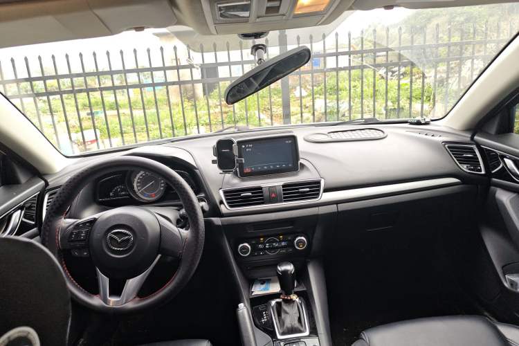 Used Mazda 3 Axela 2014 Sedan 1.5L Automatic Luxury Model