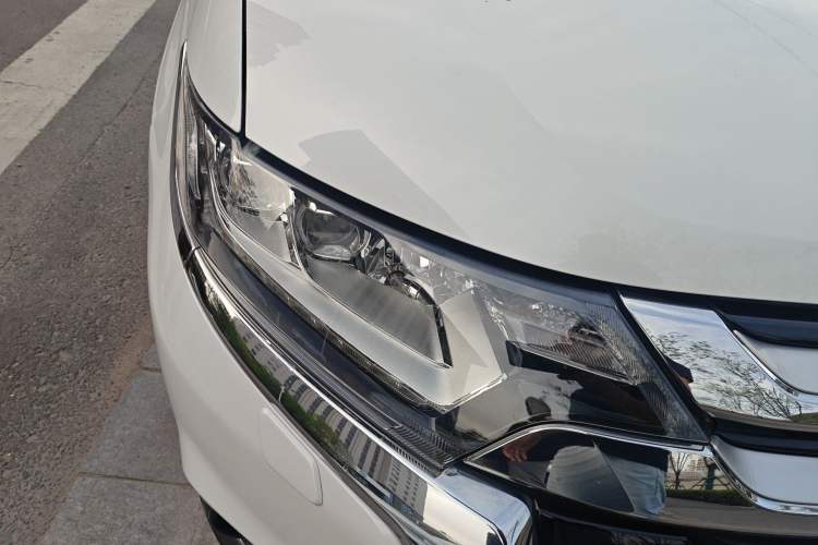 Used Mitsubishi Outlander 2016 2.4L 4x4 Elite Edition 5 Seats Right Front Headlight