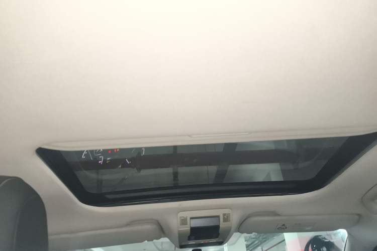 Used Qoros 3 2015 Urban SUV 1.6T Automatic – Dynamic Edition Enhanced Model Headliner