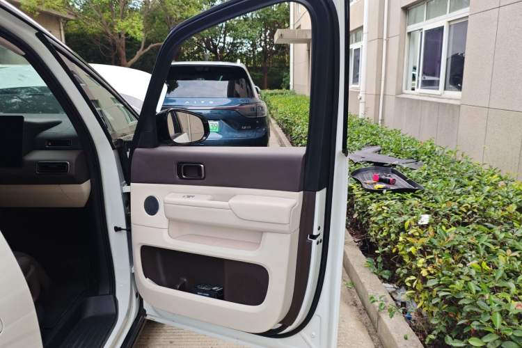 Used Li Auto MEGA 2024 Ultra Model
