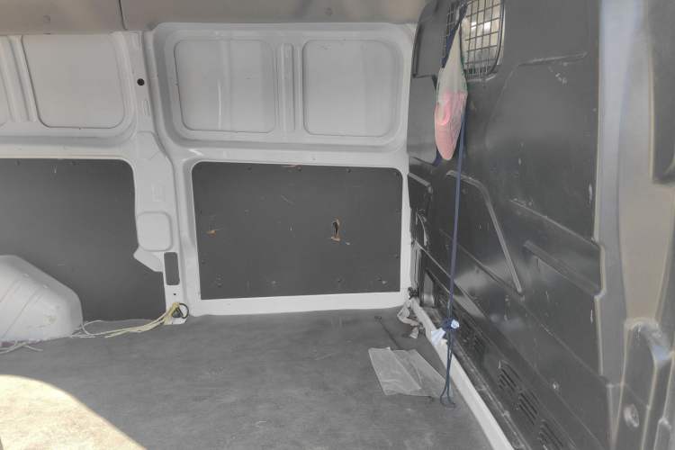 Used Ford Transit 2017 2.0T Diesel Van Mid-Chassis Mid-Roof China V Standard
