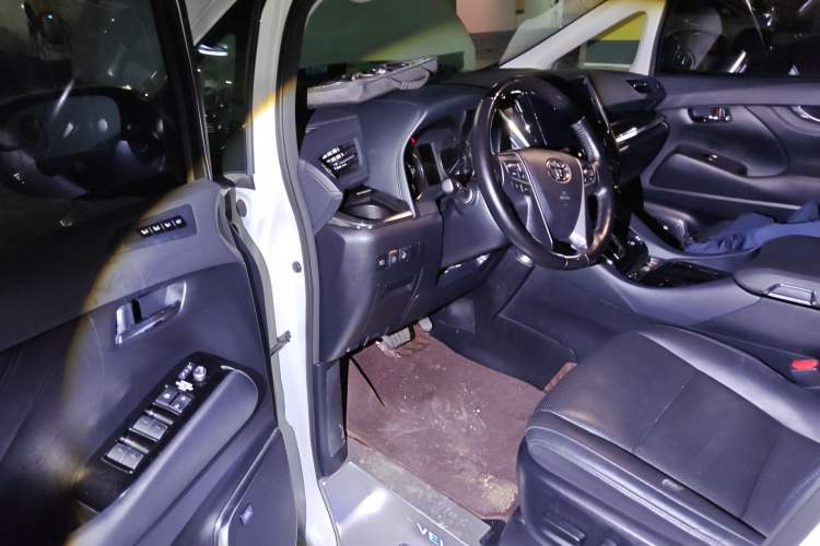 Used Toyota Vellfire 2021 Crown Dual-Engine 2.5L HV Luxury Edition
