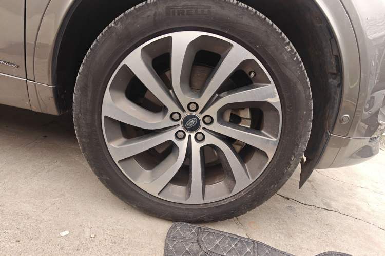 Used Land Rover Discovery Sport New Energy 2021 P300e Performance Tech Edition Right Front Wheel Hub