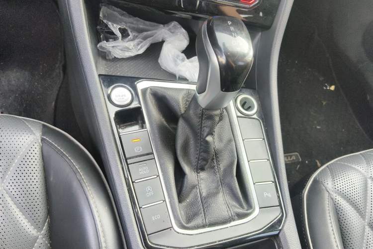 Used Volkswagen Sagitar 2023 200TSI DSG Excellence Edition Gear Lever