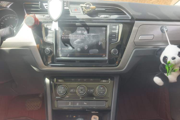 Used Volkswagen Touran 2018 Volkswagen Touran L 280TSI DSG Comfort Edition 7-seater Audio And AC Panel