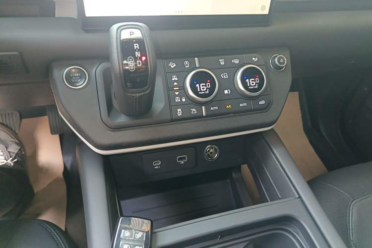 Used Land Rover Defender 2023 90 2.0T P300 X-DYNAMIC HSE
