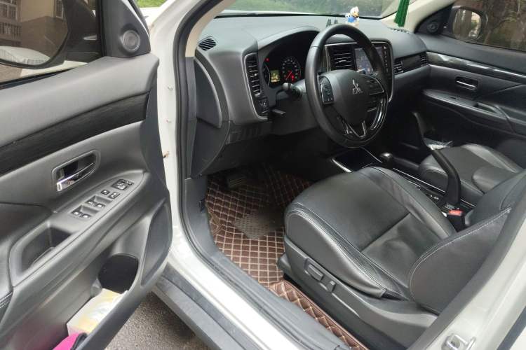 Used Mitsubishi Outlander 2018 2.0L Two-Wheel Drive Glory Edition 5 Seats
