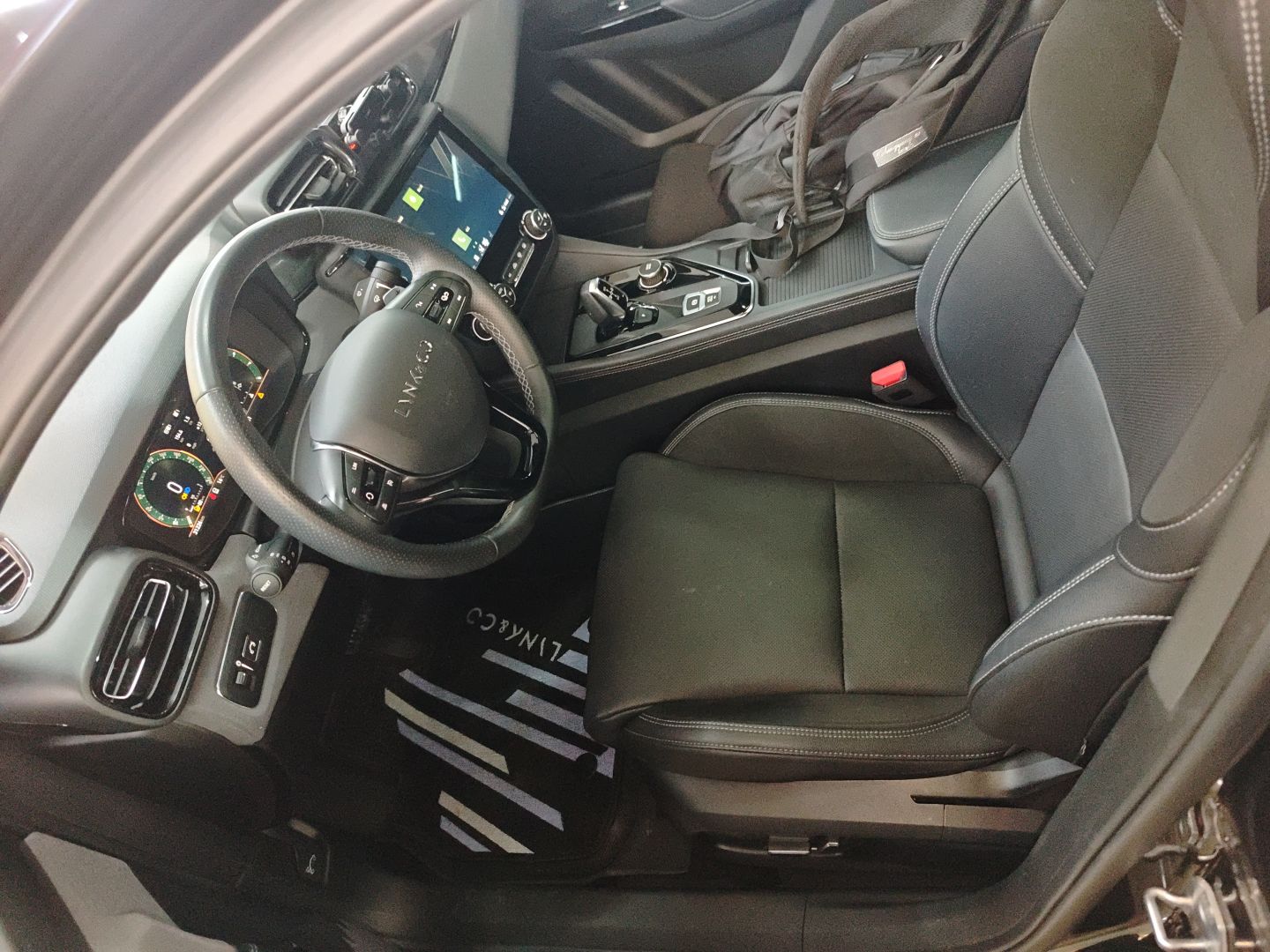 Переднее сиденье в автомобиле