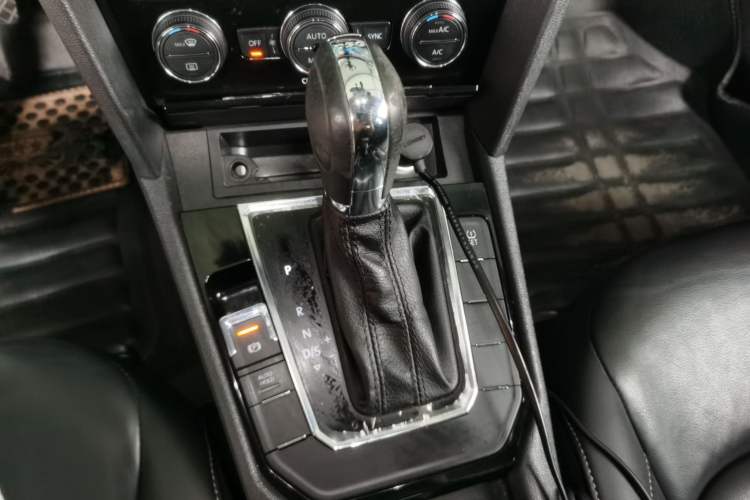Used Volkswagen Lamando 2015 280TSI DSG Comfort Edition Gear Lever