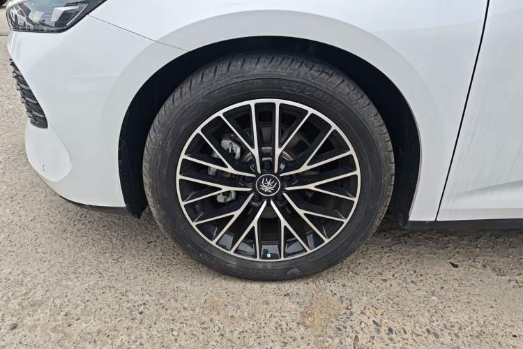 Used BYD Qin L 2024 DM-i 120KM Excellence Model Left Front Wheel Hub