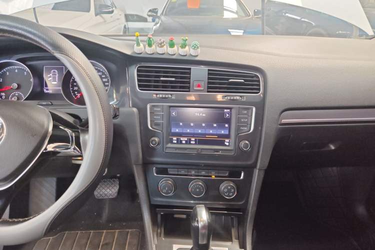 Used Volkswagen Golf 2017 1.6L Automatic Comfort Million-Vehicle Anniversary Edition
