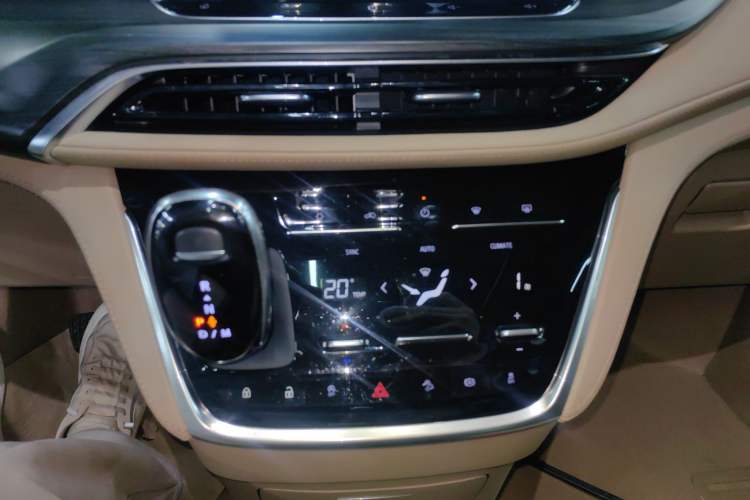 Used Buick GL8 2021 ES Land Cruiser 653T Luxury Edition Audio And AC Panel