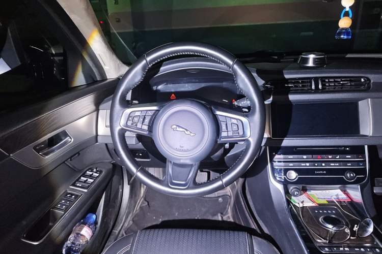 Used Jaguar XFL 2018 XFL 2.0T 250 PS Premium Edition Steering Wheel